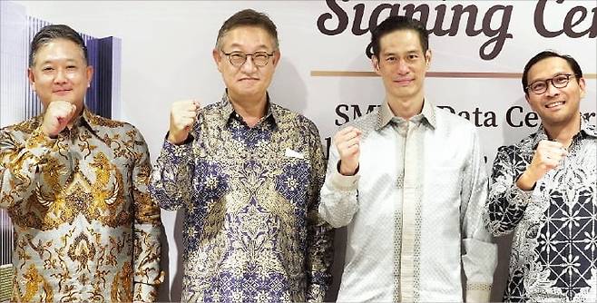 현신균 LG CNS 사장(왼쪽 두 번째)과 시나르마스그룹 계열사인 에스엠플러스 빌쳉 회장(왼쪽 세 번째) 등이 계약 체결 후 기념촬영하는 모습. /LG CNS 제공