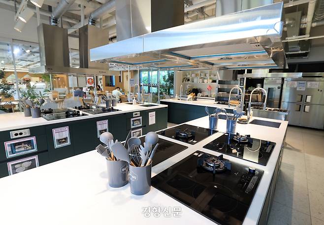 경기 고양시 덕양구 ‘위스테이지축’ 아파트 내부의 커뮤니티시설 중 하나인 공유 주방.. 서성일 선임기자