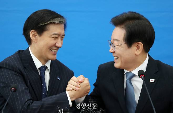 이재명 당시 더불어민주당 대표(오른쪽)와 조국 당시 조국혁신당 대표가 지난해 8월21일 국회 혁신당 대표실에서 만나 웃으며 손을 잡고 있다. 박민규 선임기자