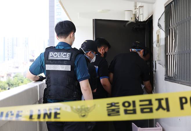 대구 동구 한 아파트 11층에서 지난 10일 방화로 의심되는 불이 나 일가족 3명이 숨진 채 발견된 가운데 경찰이 현장 감식을 하고 있다. 연합뉴스
