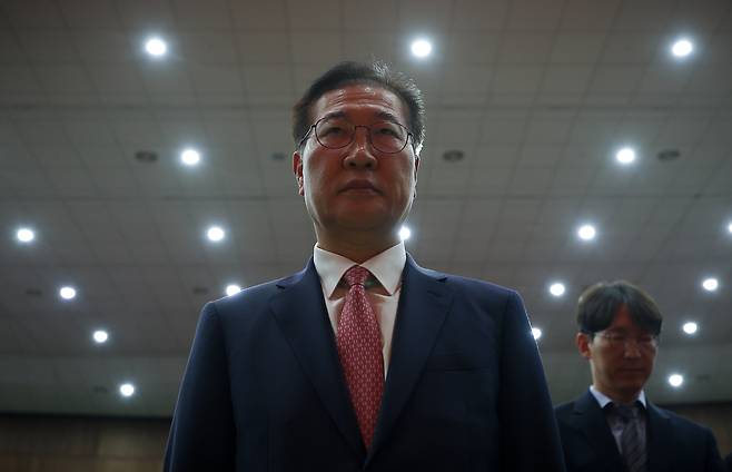 박성재 전 법무부 장관이 지난 6월5일 정부과천청사 법무부에서 열린 이임식에서 호국영령에 대한 묵념을 마친 뒤 눈을 뜨고 있다. 연합뉴스