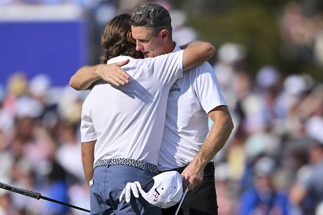 엇갈린 희비 토미 플리트우드(왼쪽)가 11일 미국 테네시주 멤피스의 TPC 사우스윈드에서 열린 PGA 투어 플레이오프 1차전 페덱스 세인트주드 챔피언십 최종 라운드를 마친 뒤 저스틴 로즈와 포옹하고 있다. 멤피스 | 로이터연합뉴스