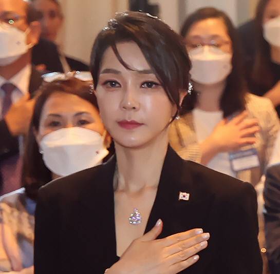 김건희 여사가 2022년 6월29일(현지시간) 스페인에서 열린 동포간담회에서 목걸이를 착용하고 있다. 연합뉴스