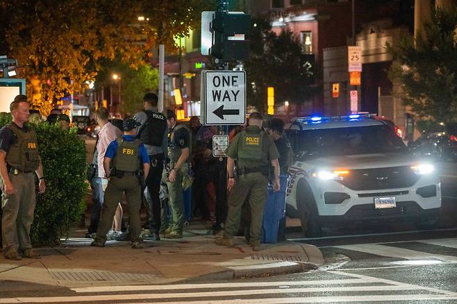 거리 위 시민 1명 체포하려고 에워싼 인원이… 도널드 트럼프 대통령이 ‘노숙인·범죄자와의 전쟁’을 선포한 10일(현지시간) 미국 워싱턴에서 연방수사국(FBI)과 국경순찰대 직원들이 거리를 걸어가던 한 남성을 체포하고 있다. AFP연합뉴스