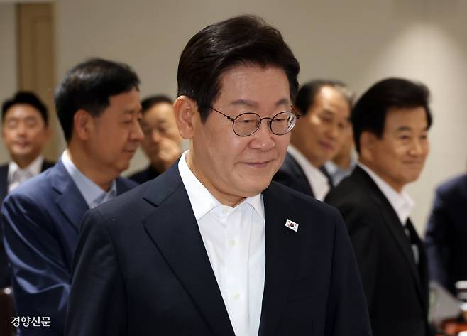 ‘사면’ 원포인트 임시 국무회의 연 이 대통령 이재명 대통령이 11일 용산 대통령실 청사에서 열린 8·15 광복절 특별사면 대상자 확정을 위한 ‘원포인트’ 임시 국무회의에 입장하고 있다. 이날 정부는 자녀 입시비리 등으로 실형을 선고받고 수형 생활을 해온 조국 전 조국혁신당 대표를 포함한 83만6687명에 대해 15일자로 특별사면을 단행한다고 밝혔다. 김창길 기자 cut@kyunghyang.com