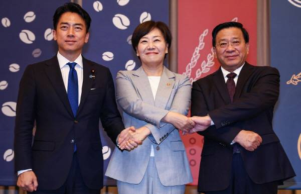 송미령 농림축산식품부 장관(가운데)과 한쥔 중국 농업농촌부 부장(오른쪽), 고이즈미 신지로 일본 농림수산성 대신(왼쪽)이 11일 인천에서 열린 ‘제4차 한일중 농업 장관회의’에 앞서 기념 촬영을 하고 있다. 농식품부 제공