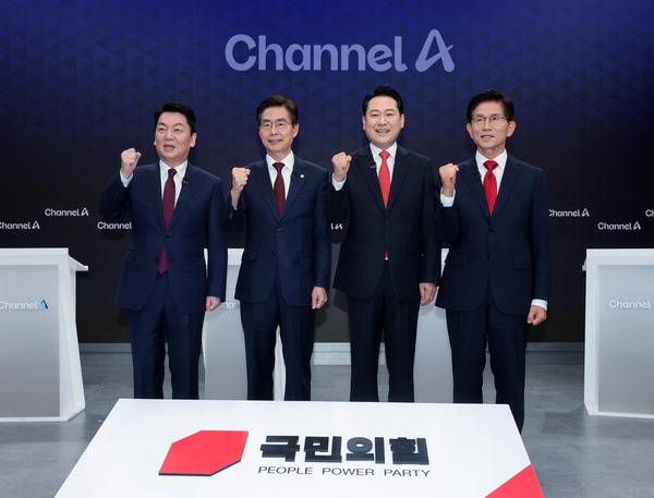 10일 서울 광화문 채널A 스튜디오에서 국민의힘 8·22 전당대회 첫 방송토론회에 앞서 안철수(왼쪽부터) 조경태 장동혁 김문수 후보가 기념촬영을 하고 있다. 연합뉴스