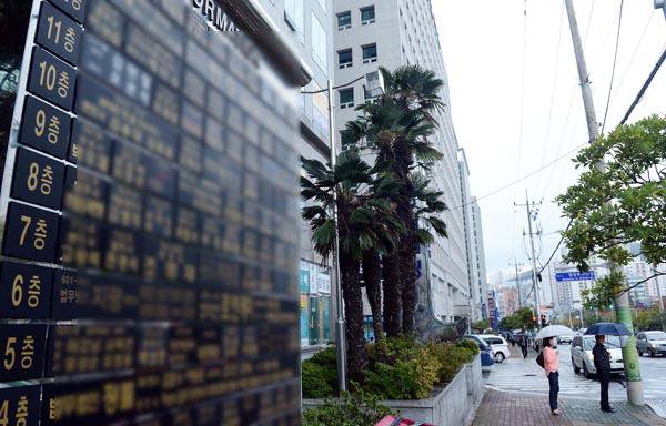 부산 거제동 법조타운 변호사 사무실들. 국제신문 DB