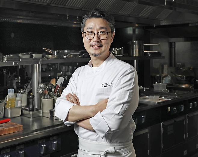 Chef and director Park Min-woo poses at Spatula by Haevichi in the Gangnam District of southern Seoul. [PARK SANG-MOON]