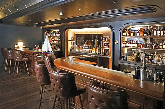 Members-only bar in Spatula by Haevichi [PARK SANG-MOON]