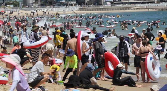 Tourists fill the Haeundae Beach on July 2 in Busan. [SONG BONG-GEUN]