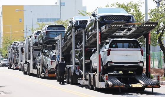 Cars wait to be exported at a port in Pyeongtaek, Gyeonggi. [YONHAP]