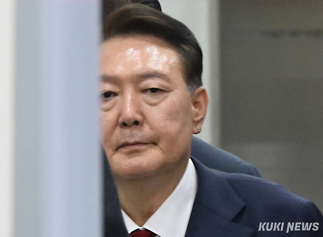 윤석열 전 대통령이 지난달 9일 서울 서초구 서울중앙지방법원에서 구속 전 피의자 심문(영장실질심사)을 마치고 대기 장소인 서울구치소로 이동하고 있다. 쿠키뉴스 자료사진