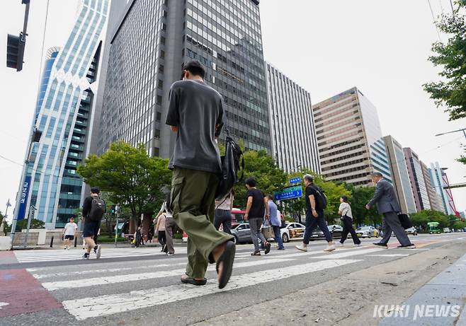 지난해 9월 서울 영등포구 여의도역 앞에서 시민들이 회사로 출근하고 있다. 유희태 기자
