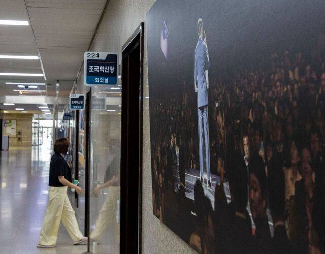 서울 여의도 국회 본관 내 조국혁신당 사무실 앞에 8일 조국 전 대표의 사진이 걸려있다. 연합뉴스