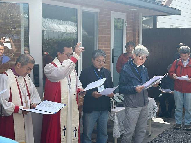 지난해 10월 한일성공회 교류 40주년을 맞아 제주에 건립된 '한일 우정의집'에서 양국 성직자들이 축복식을 열고 있다. 대한성공회 제공