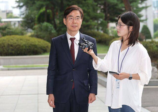 국민의힘 조경태 의원이 11일 서울 서초구 서울고등검찰청에 마련된 내란특검 사무실로 참고인 조사를 위해 출석하며 발언하고 있다. 연합뉴스