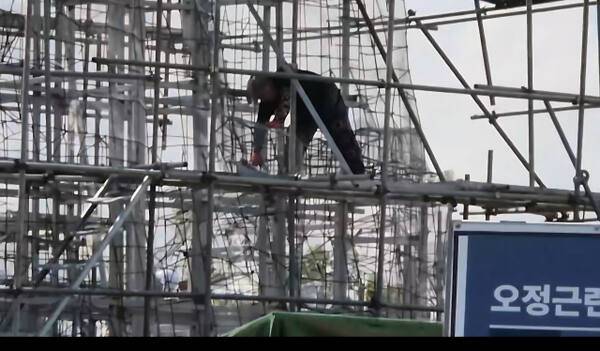 부천시 오전근린공원 확장공사현장에서 한 근로자가 수개층 높이의 철골 구조물 위에서 안전장비 없이 작업을 하고 있다. 독자 제공