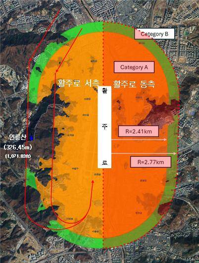 서울공항 선회접근경로를 활주로 동쪽에서 서쪽으로 변경한 안이 담긴 내용을 설명한 사진. 성남시 제공