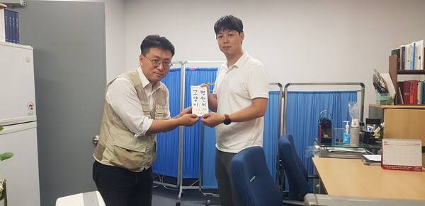 ▲ 지난 8일 언론노조 MBN지부는 노조 집행부에서 모금한 고양이 병원비를 이동학 MBN 기자에게 전달했다. 사진 제공=MBN지부