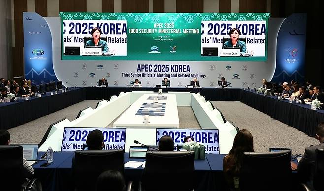 농림축산식품부는 10일 인천 송도에서 열린 아시아태평양경제협력체(APEC) 식량안보 장관회의에서 21개 회원경제체가 농식품 혁신을 위한 장관선언문을 채택했다고 밝혔다. 사진은 이날 열린 APEC 식량안보 장관회의 모습. 2025.8.10 [농림축산식품부 제공]