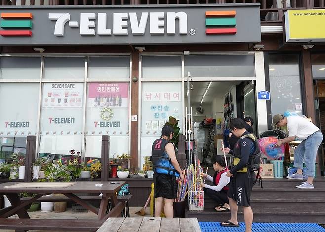 바닷가 세븐일레븐 점포 사진. 세븐일레븐