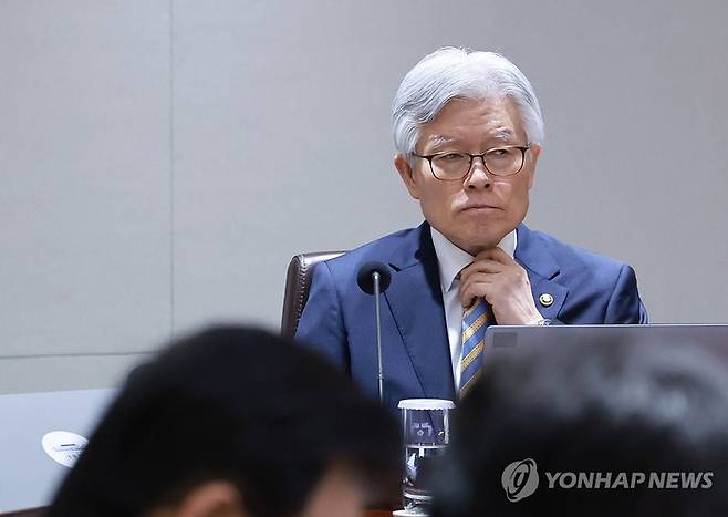 최동석 인사혁신처장이 서울 용산 대통령실 청사에서 이재명 대통령 주재로 열린 국무회의에 참석하고 있다. 연합뉴스