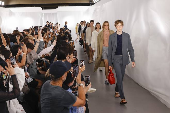 지난 6월 26일(현지시간) 프랑스 파리 그랑 팔레에서 열린 ‘시스템·시스템옴므 2026년 봄·여름(S/S) 시즌 단독 프레젠테이션’에서 모델들이 신제품을 선보이고 있다. [사진 = 현대백화점그룹 제공]