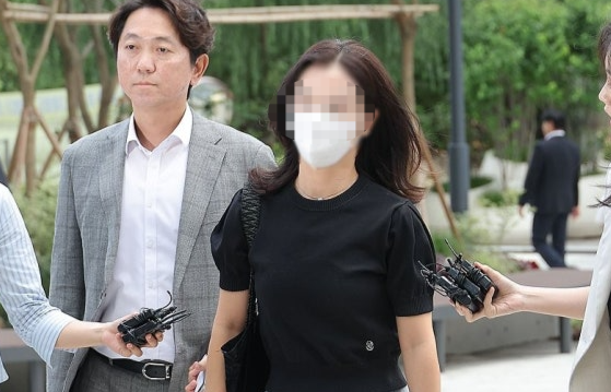 김건희 특검에 출석하는 ‘김건희 집사’ 배우자. [사진출처 = 연합뉴스]