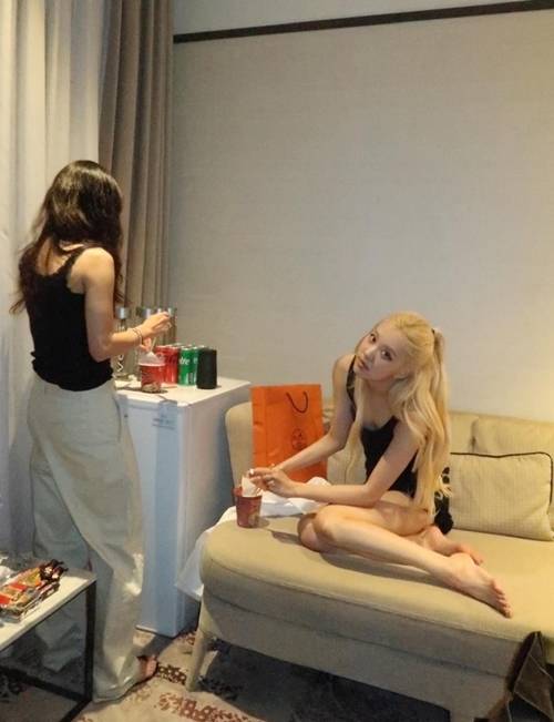 그룹 블랙핑크 로제가 월드투어 중 소탈한 컵라면 먹방을 공개했다. 사진=로제 SNS