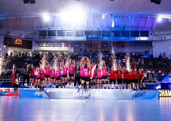 사진 유럽 여자 17세 핸드볼선수권대회 우승을 차지하 슬로바키아, 사진 출처=몬테네그로 핸드볼협회