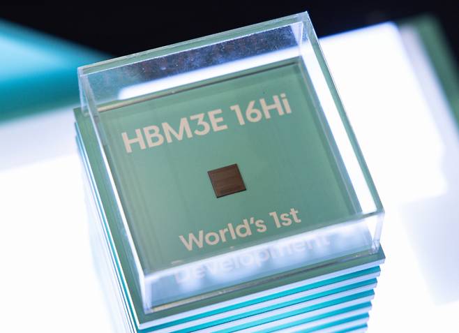(서울=뉴스1) 4일 서울 강남구 코엑스에서 열린 SK AI SUMMIT 2024에 SK하이닉스의 고대역폭메모리 ‘HBM3E’가 전시돼 있다. 2024.11.4/뉴스1