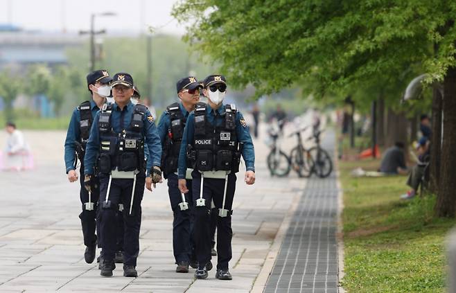 11일 서울 여의도 한강공원에서 열린 'K-스마트 순찰' 시범에서 서울경찰청 기동순찰대 등 대원들이 웨어러블 로봇을 착용하고 순찰을 하고 있다. 사진은 기사와 연관없음./사진=뉴시스