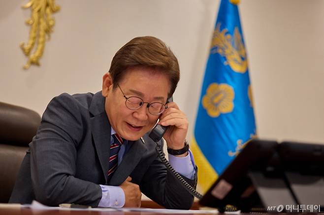 (서울=뉴스1) 박지혜 기자 = 이재명 대통령이 12일 서울 용산구 대통령실 청사 집무실에서 르엉 끄엉 베트남 국가주석과 전화 통화를 하고 있다. (대통령실 제공. 재판매 및 DB 금지)  2025.6.12/뉴스1  Copyright (C) 뉴스1. All rights reserved. 무단 전재 및 재배포,  AI학습 이용 금지. /사진=(서울=뉴스1) 박지혜 기자