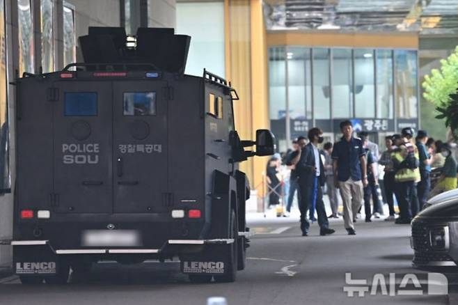 11일 오전 경찰이 광주 동구 롯데백화점에서 폭발물 수색 중인 모습. 현장 출동한 경찰은 고객과 직원의 출입을 통제한 뒤 백화점 건물 안팎을 수색하고 있다. /사진=뉴시스