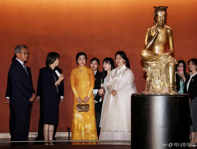 [서울=뉴시스] 고범준 기자 = 김혜경 여사와 또 럼 베트남 당 서기장의 배우자 응오 프엉 리 여사가 11일 서울 용산 국립중앙박물관을 방문해 반가사유상을 관람하고 있다. (대통령실통신사진기자단) 2025.08.11.