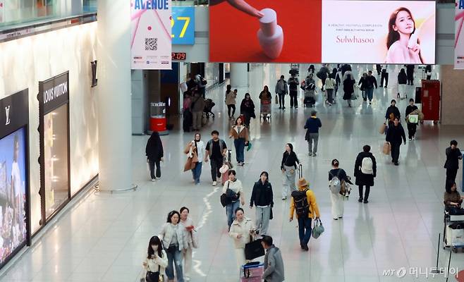 인천국제공항 제1터미널 면세점에서 관광객들이 쇼핑을 하고 있다.   /사진제공=뉴스1