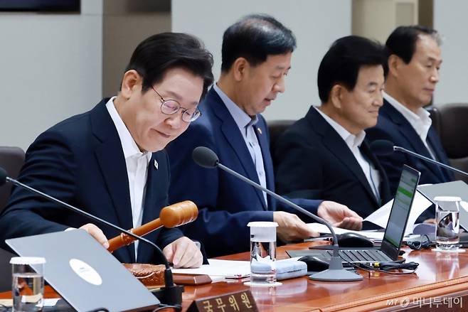 [서울=뉴시스] 최동준 기자 = 이재명 대통령이 11일 서울 용산 대통령실 청사에서 열린 임시 국무회의에서 개회 선언 후 의사봉을 내려놓고 있다. (대통령실통신사진기자단) 2025.08.11. photocdj@newsis.com /사진=최동준