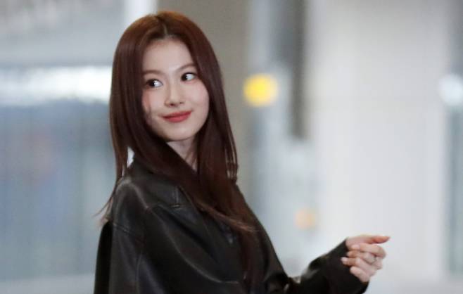 그룹 트와이스 멤버 사나가 그룹 빅뱅 멤버 지드래곤과 열애설에 대해 직접 해명했다. 사진은 지난해 3월 해외 일정을 위해 인천국제공항을 통해 출국한 그룹 트와이스 사나. /사진=스타뉴스