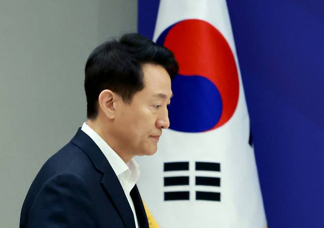 서울시가 외국인의 고가 주택 매입을 제한할 수 있는 방안을 검토한다.사진은 오세훈 서울시장이 1일 서울 용산 대통령실 청사에서 열린 전국 시도지사 간담회에 참석하는 모습. /사진=대통령실통신사진기자단