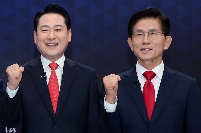 김문수, 장동혁 국민의힘 당대표 후보가 11일 조국 전 조국혁신당 대표 등 정부의 특사 결정에 대해 "정권 몰락의 서막이 될 것"이라고 비판했다. 사진은 지난 10일 장동혁(왼쪽), 김문수 국민의힘 당대표 후보가 서울 종로구 광화문 채널A스튜디오에서 '국민의힘 8·22 전당대회'  방송토론회 시작 전 기념촬영을 하고 있는 모습. /사진=뉴시스(국회사진기자단)