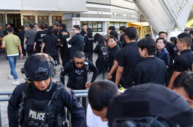 10일 서울 올림픽공원 KSPO돔(올림픽체조경기장)에서 폭발물 설치 신고가 접수돼 특공대가 수색을 마친 가운데 공연 관계자들이 재입장하고 있다.