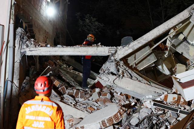 지진이 할퀸 자리  : 11일 튀르키예 북서부 발리케시르주 신디르기에서 구조대원들이 전날 오후 발생한 지진으로 무너진 건물 잔해에서 생존자 수색 작업을 벌이고 있다. 진도 6.1의 이번 지진으로 최소 1명이 사망하고 29명이 부상을 입었으며, 현재까지 20여 차례의 여진이 발생한 것으로 전해졌다. 로이터 연합뉴스