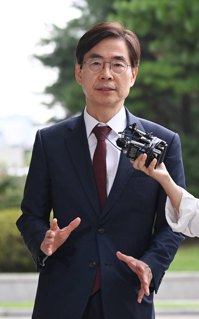 내란특검으로부터 참고인 신분으로 소환된 조경태 국민의힘 의원이 11일 오전 서울 서초구 서울고검 청사로 출두하며 기자들의 질문에 답하고 있다.  박윤슬 기자