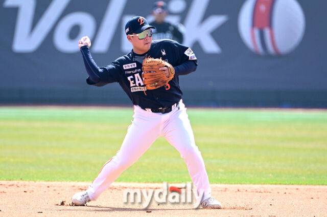 2025년 3월 22일 오후 경기도 수원KT위즈파크에서 '2025 신한 SOL뱅크 KBO 리그' 한화 이글스와 KT 위즈의 경기.한화 2루수 안치홍이 1회말 무사 2루서 KT 로하스의 타구를 처리하고 있다.