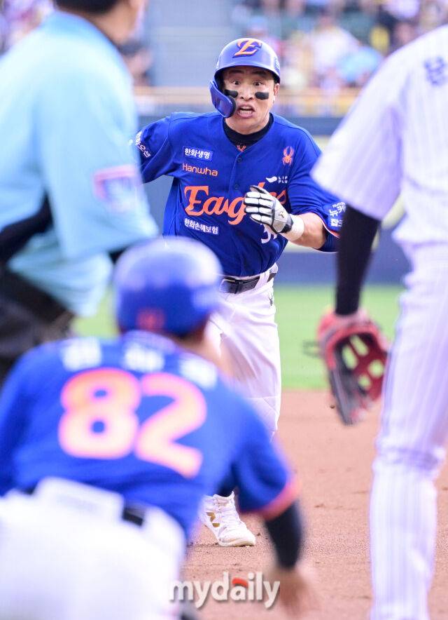 2025년 8월 9일 오후 서울 잠실구장에서 열린 '2025 신한 SOL뱅크 KBO 리그' 한화 이글스와 LG 트윈스의 경기한화 1루 주자 손아섭이 1회초 1사 1루서 문현빈의 안타 때 3루로 뛰고 있다./마이데일리