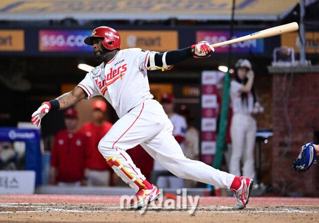 2025년 8월 7일 오후 인천 SSG랜더스필드에서 열린 '2025 신한 SOL뱅크 KBO 리그' 삼성 라이온즈와 SSG랜더스의 경기. SSG 에레디아가 7회말 1사 1루서 3루수 직전타를 치고 있다./마이데일리