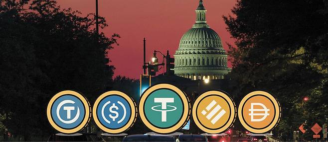 미국 하원이 스테이블코인의 발행 요건·규제 틀을 담은 지니어스법을 통과시킴으로써 미국은 디지털 금융의 전환점을 맞았다. 세계 각국의 대응도 주목된다. 지난 6월 22일 워싱턴 D.C.에 있는 의회 건물이 석양에 물들어 있다. 테더·서클 등 주요 스테이블코인의 로고를 모았다. [게티이미지]
