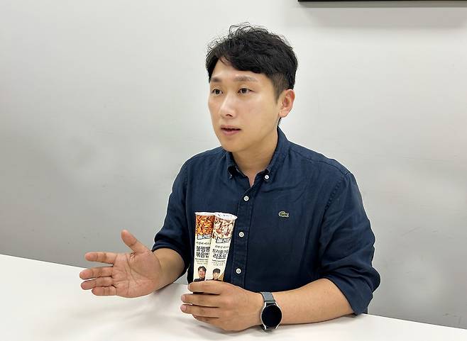 원대로 MD전략팀 파트너가 지난 10일 서울 성동구 이마트24 본사에서 눌러밥을 설명 중이다. [이마트24 제공]