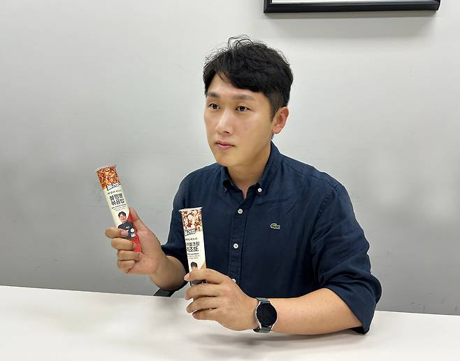 원대로 MD전략팀 파트너가 지난 10일 서울 성동구 이마트24 본사에서 눌러밥을 설명 중이다. [이마트24 제공]